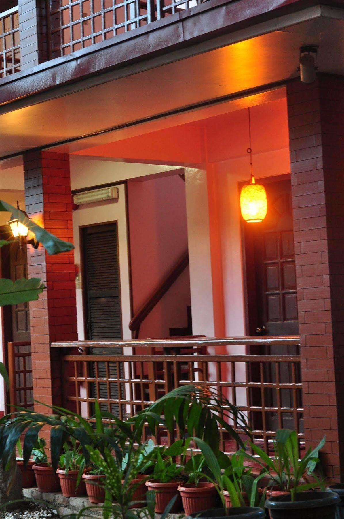 Lola Itang Pension House Tiniguiban Exterior photo