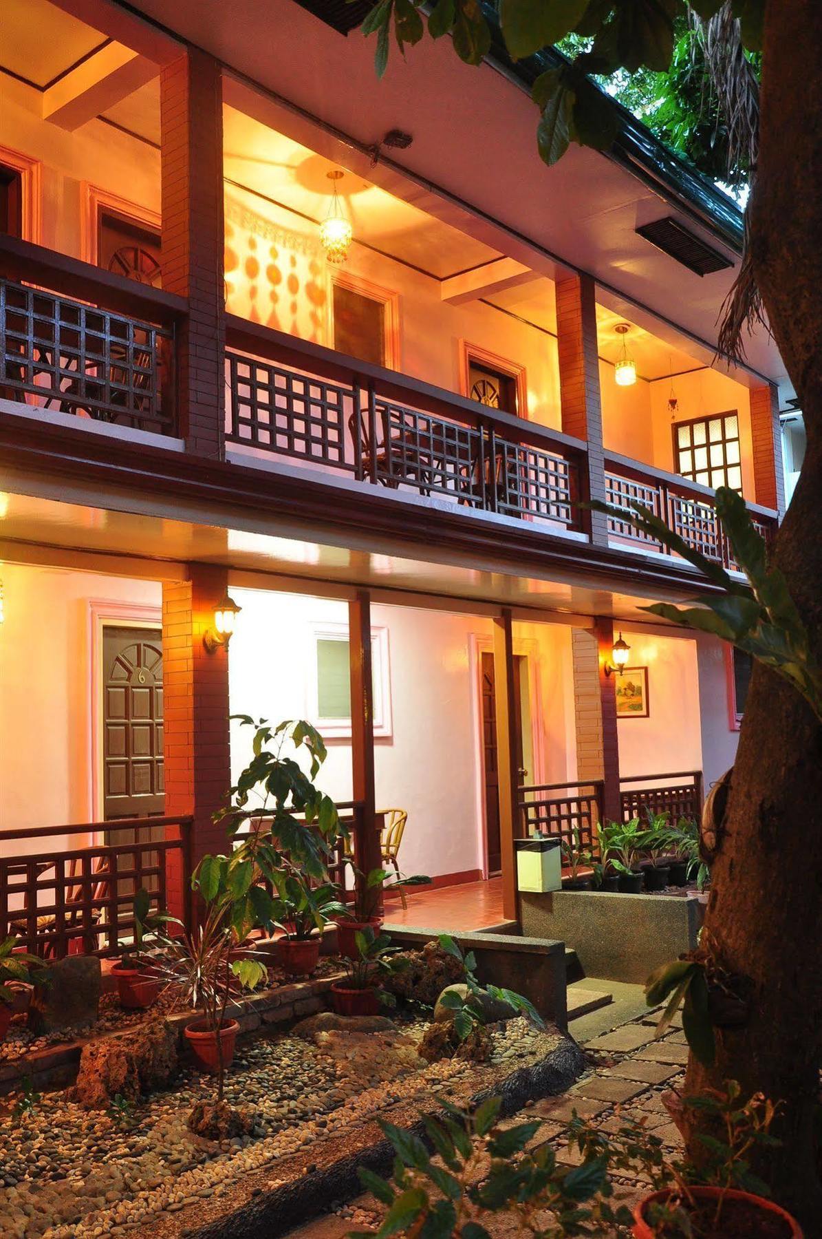 Lola Itang Pension House Tiniguiban Exterior photo